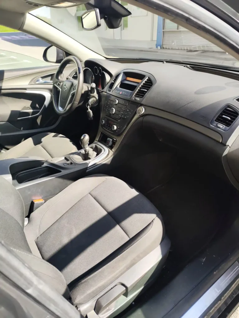 Opel insignia 2.0 interior 2