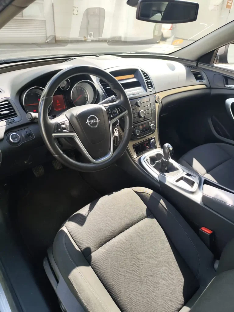 Opel insignia 2.0 interior